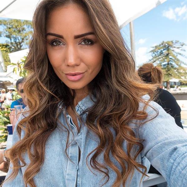 Pia Muehlenbeck taking a selfie