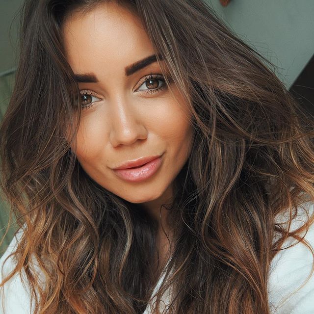 Pia Muehlenbeck taking a selfie