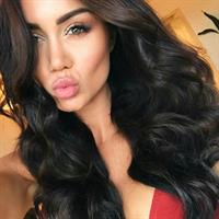 Pia Muehlenbeck taking a selfie