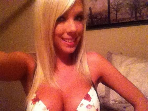 BiBi Jones taking a selfie