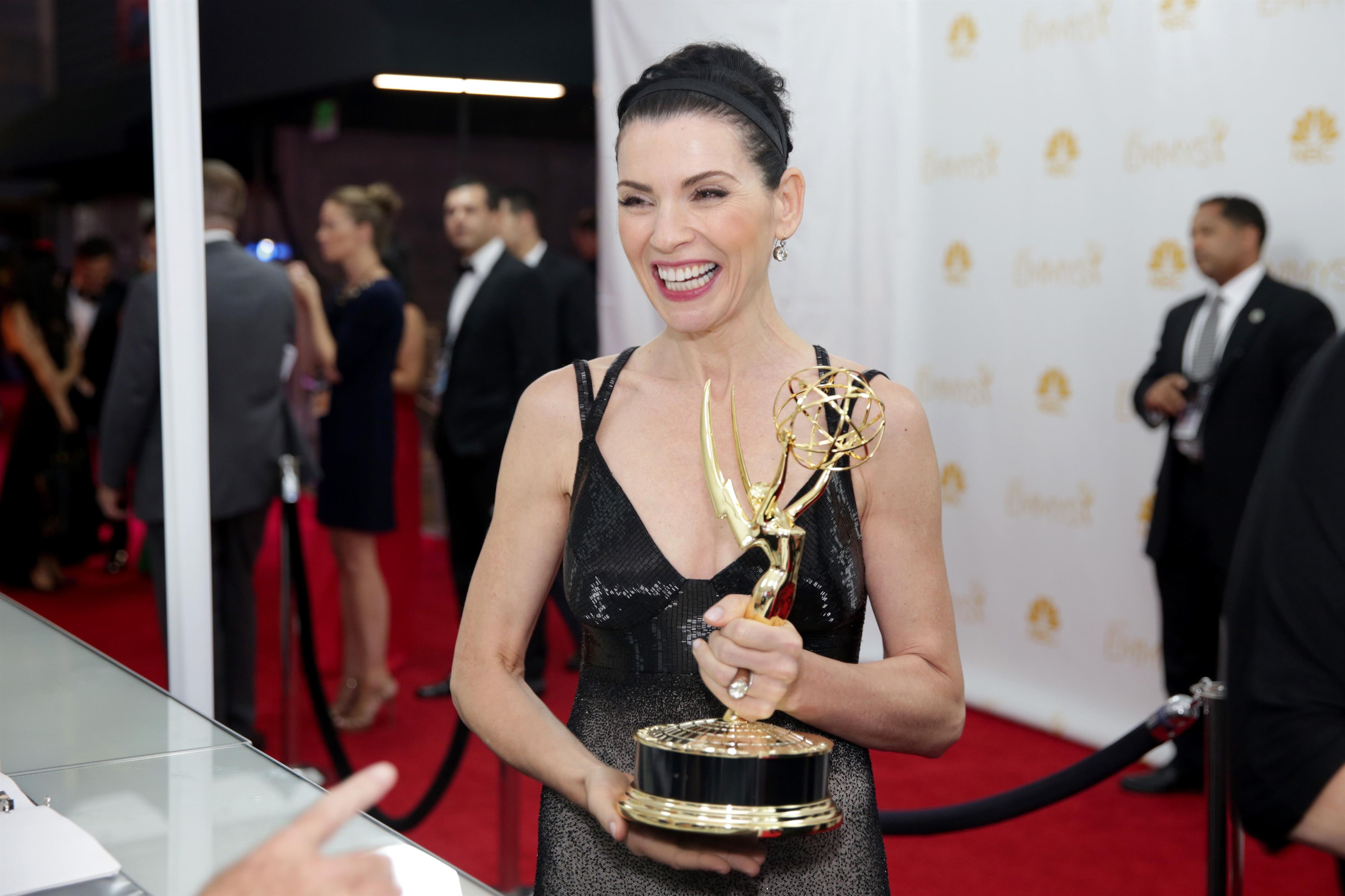 Лили Тейлор attends at the Emmy Awards 2016. Джулианна Маргулис вручает премию Чарльзу.