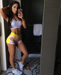 Jen Selter taking a selfie