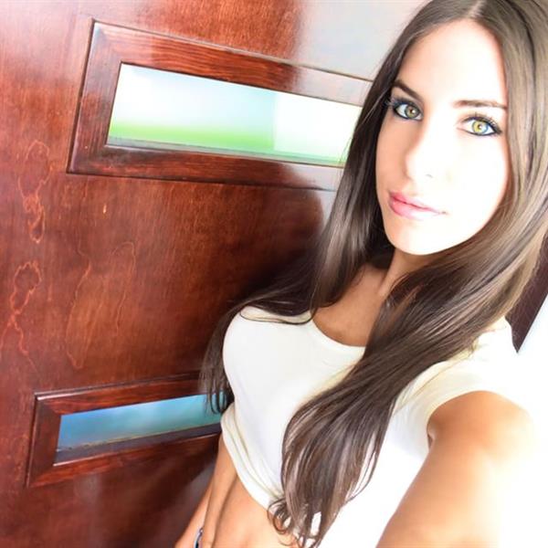 Jen Selter taking a selfie