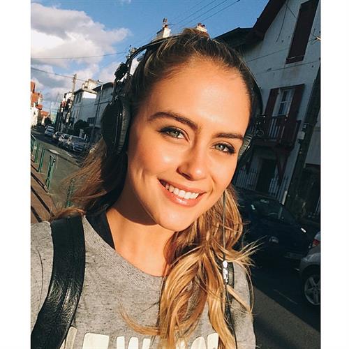 Stephanie Claire Smith taking a selfie