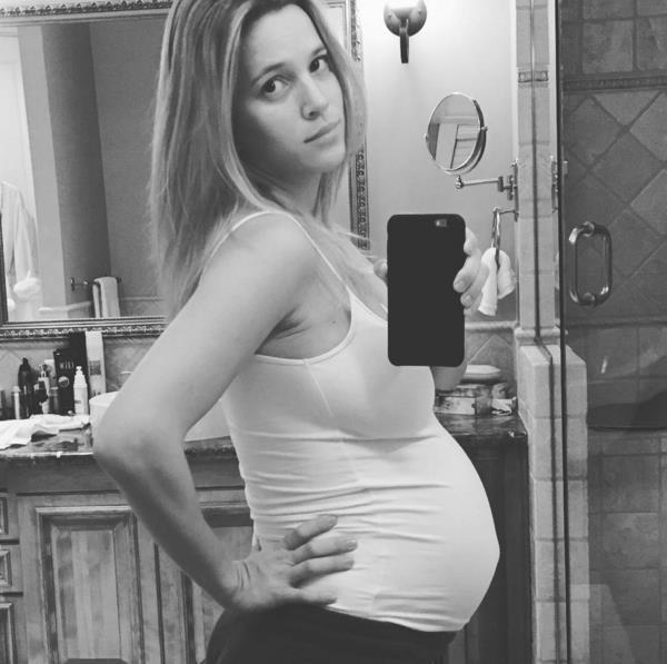 Luisana Lopilato taking a selfie