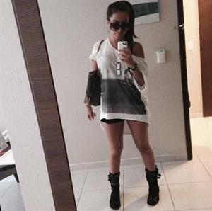Anitta taking a selfie