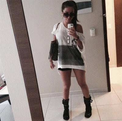 Anitta taking a selfie