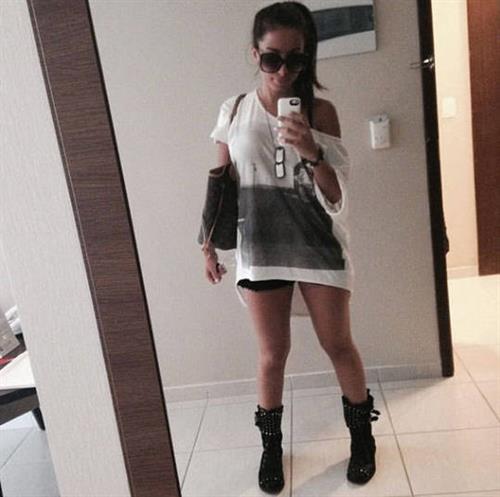 Anitta taking a selfie