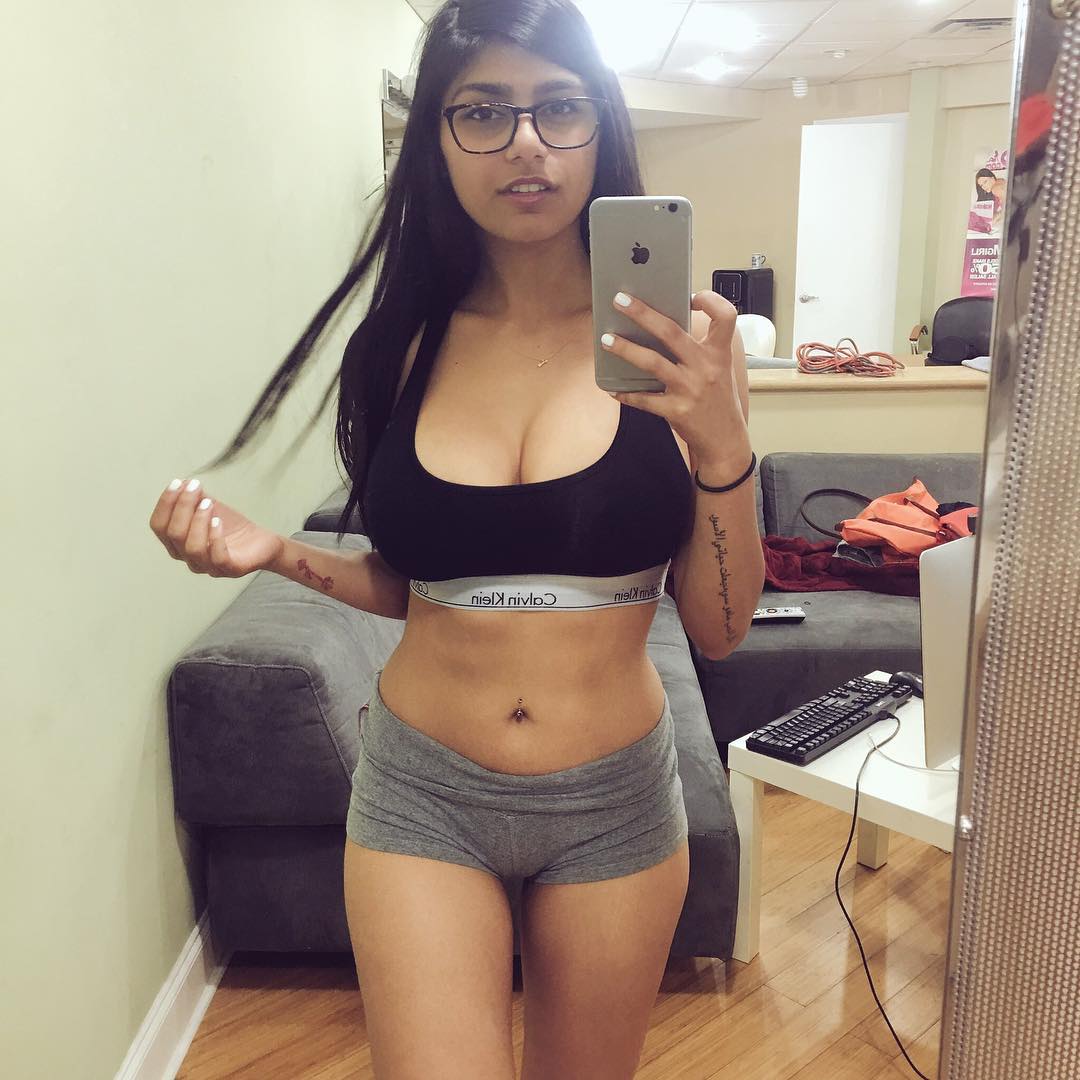 Mia Khalifa taking a selfie