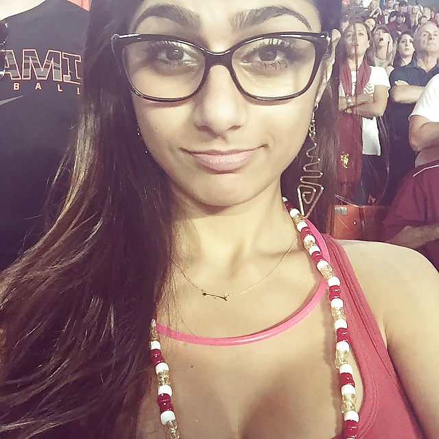 Mia Khalifa taking a selfie