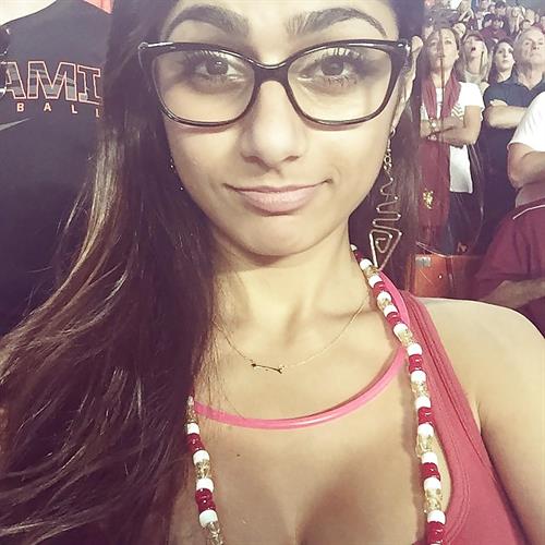 Mia Khalifa taking a selfie