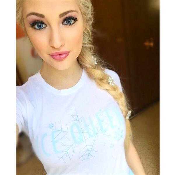 Anna Faith Carlson taking a selfie