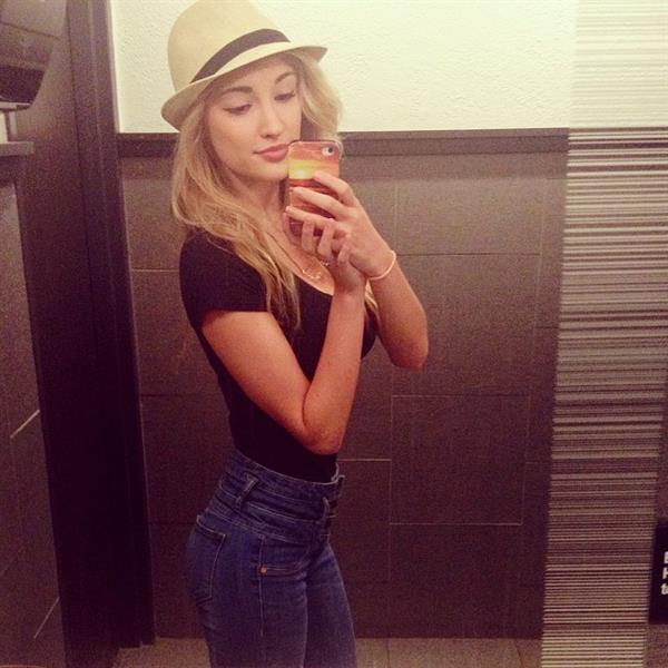 Anna Faith Carlson taking a selfie