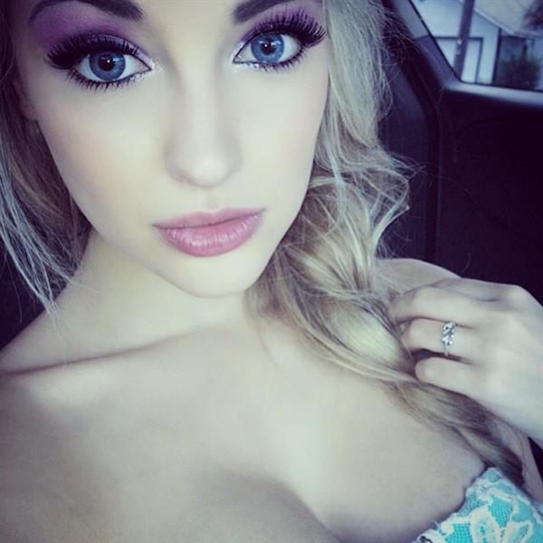 Anna Faith Carlson taking a selfie