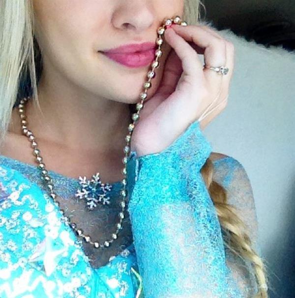 Anna Faith Carlson taking a selfie