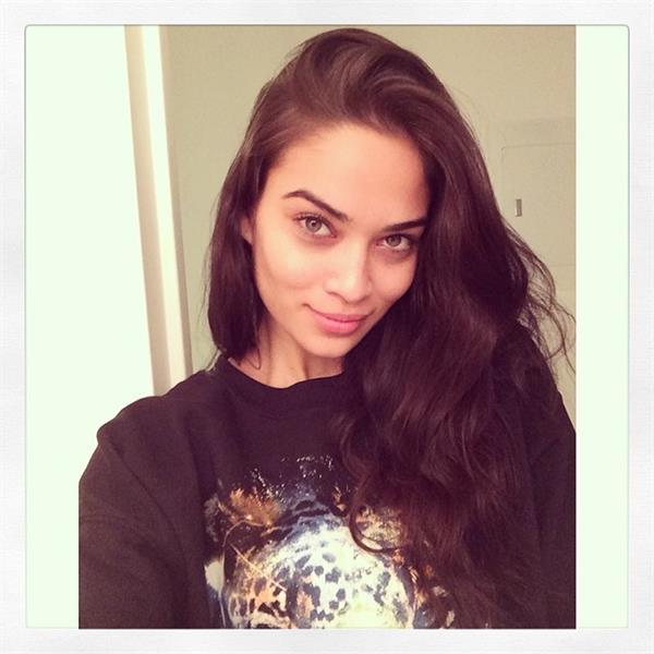 Shanina Shaik taking a selfie