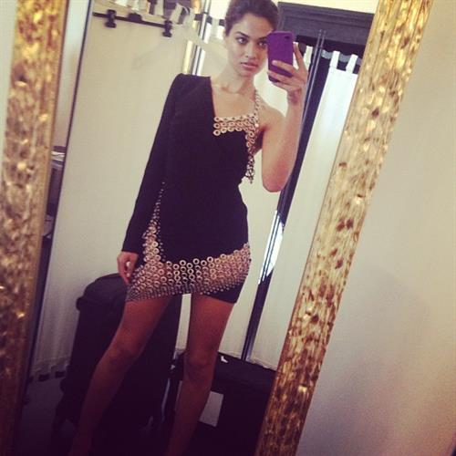 Shanina Shaik taking a selfie