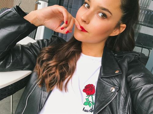 Rhiannon Fish taking a selfie