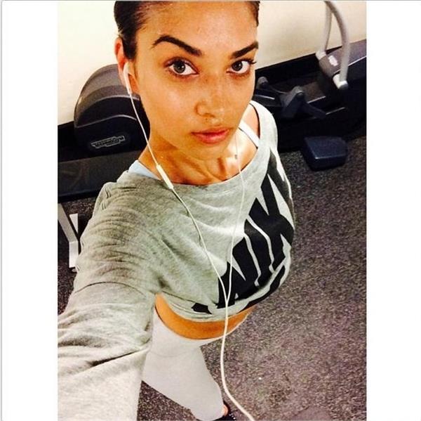 Shanina Shaik taking a selfie