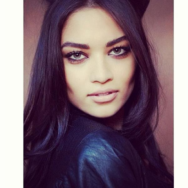 Shanina Shaik taking a selfie