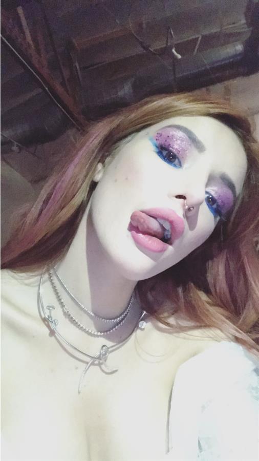 Bella Thorne taking a selfie