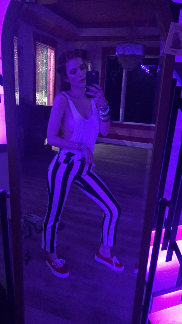Bella Thorne taking a selfie
