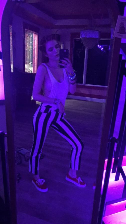 Bella Thorne taking a selfie