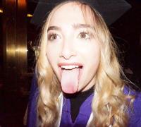 Bella Thorne taking a selfie