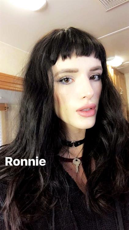 Bella Thorne taking a selfie