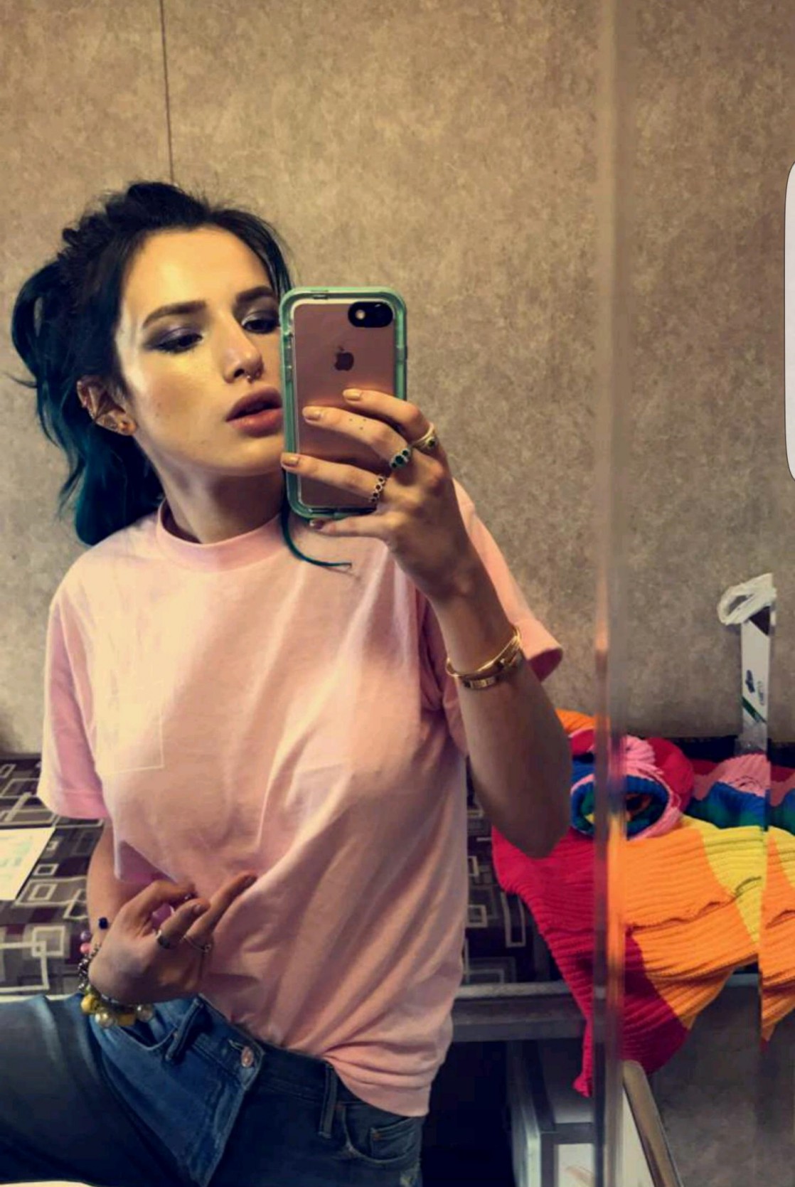 Bella Thorne taking a selfie