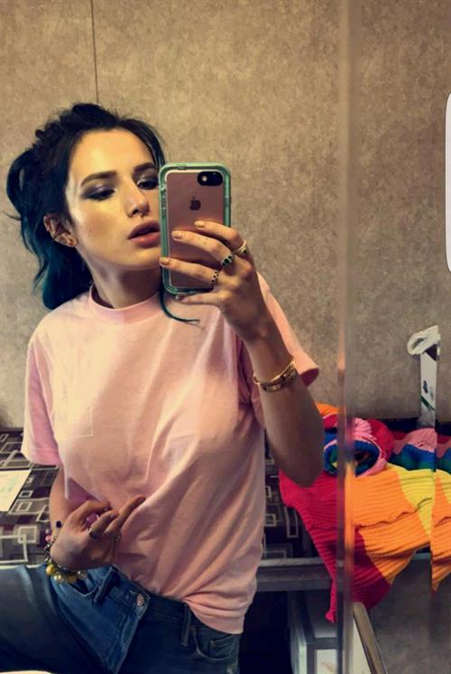 Bella Thorne taking a selfie