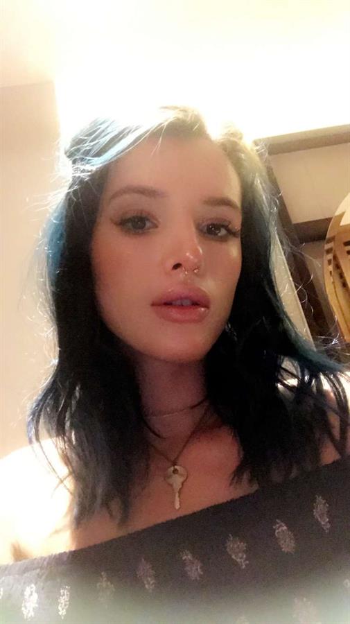 Bella Thorne taking a selfie