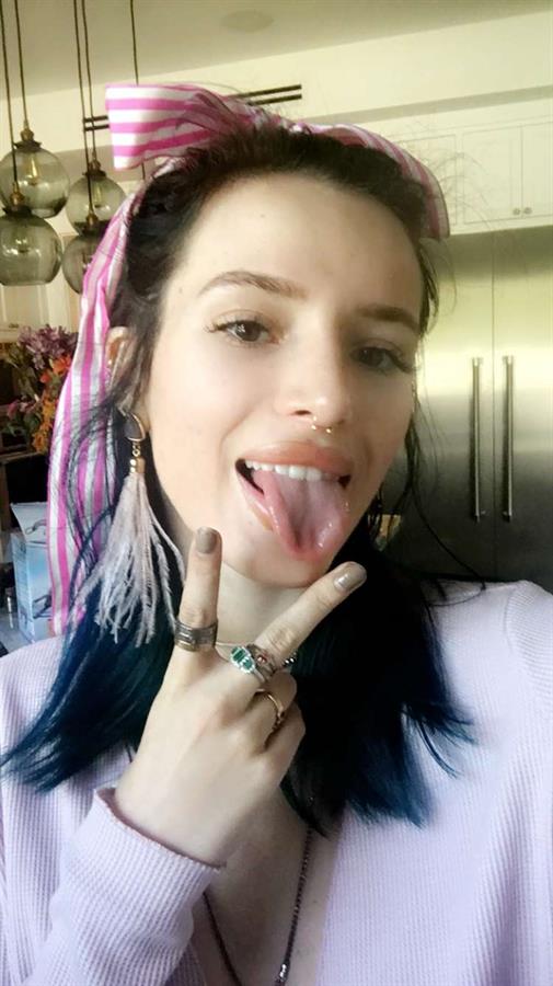 Bella Thorne taking a selfie