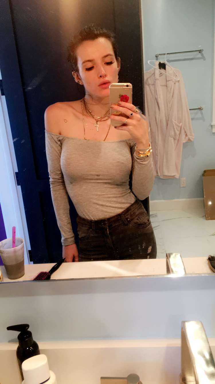 Bella Thorne taking a selfie
