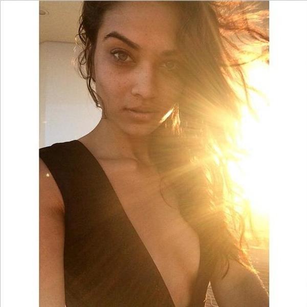 Shanina Shaik taking a selfie