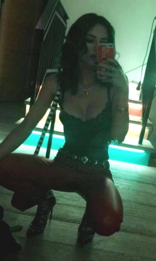 Bella Thorne taking a selfie