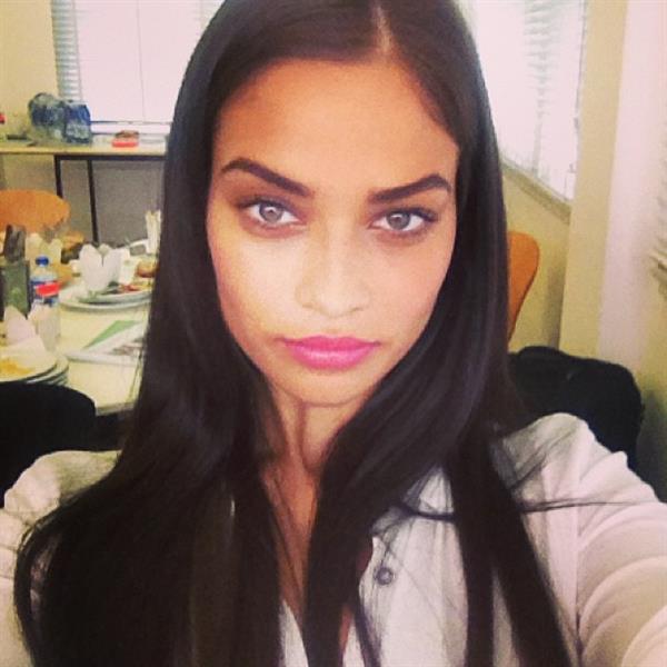 Shanina Shaik taking a selfie