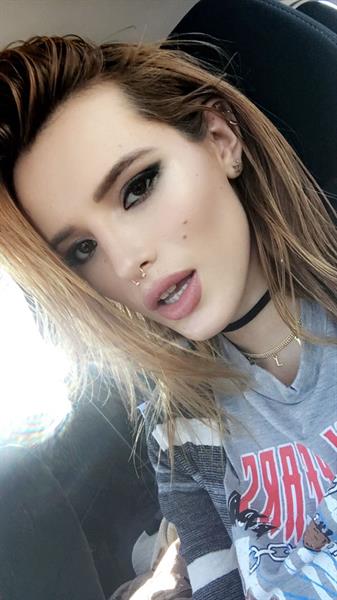 Bella Thorne taking a selfie
