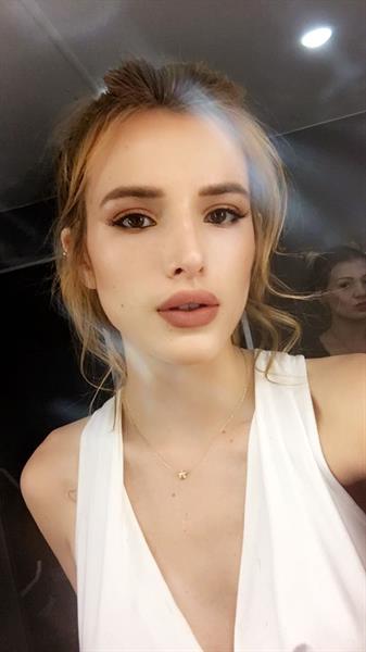 Bella Thorne taking a selfie