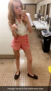 Bella Thorne taking a selfie