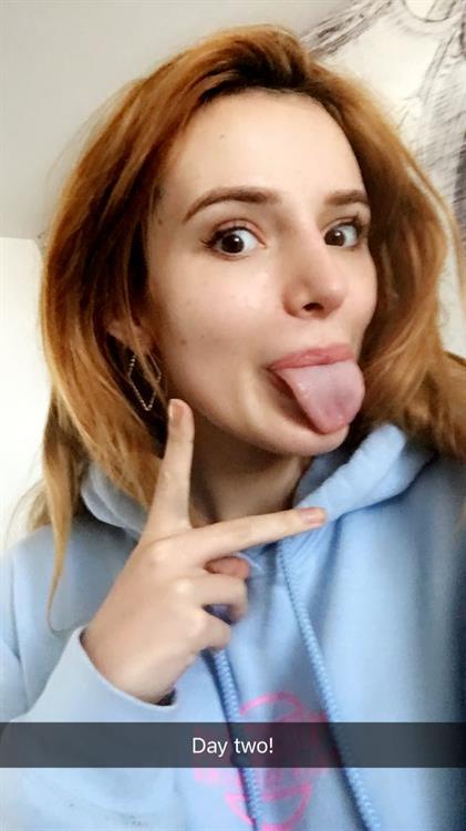 Bella Thorne taking a selfie