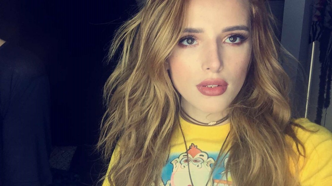 Bella Thorne taking a selfie