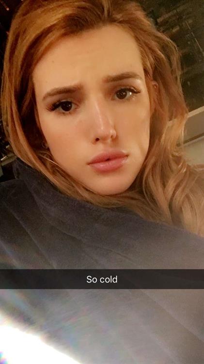 Bella Thorne taking a selfie