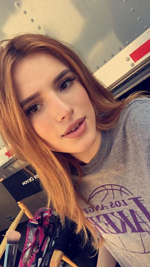 Bella Thorne taking a selfie