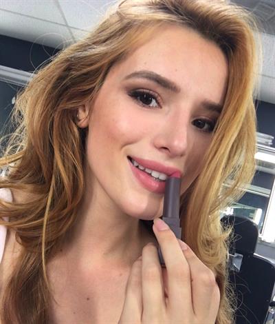 Bella Thorne taking a selfie