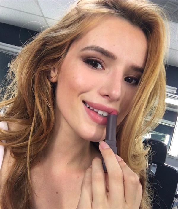 Bella Thorne taking a selfie