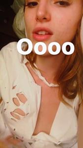 Bella Thorne taking a selfie