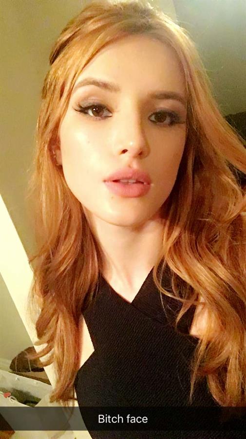 Bella Thorne taking a selfie