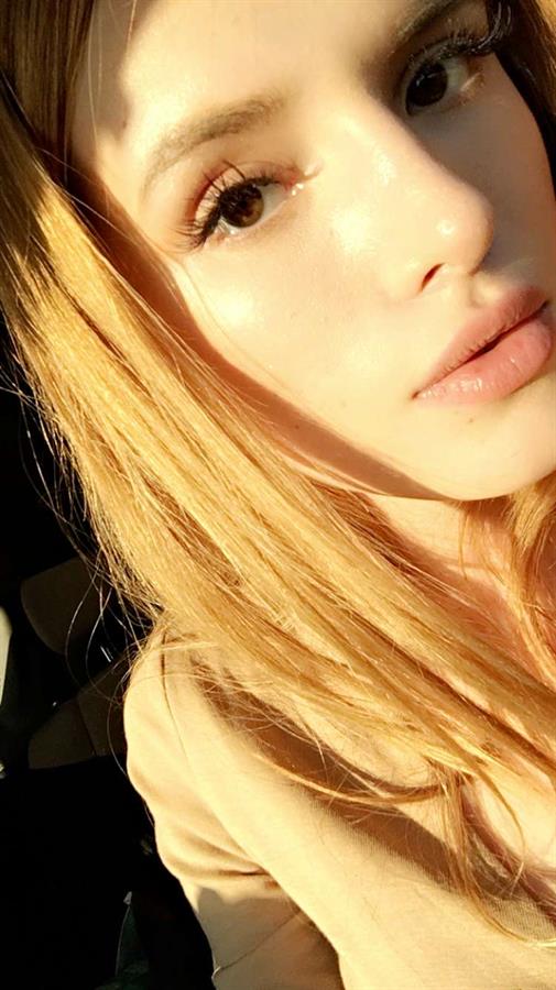 Bella Thorne taking a selfie