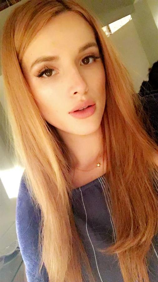 Bella Thorne taking a selfie